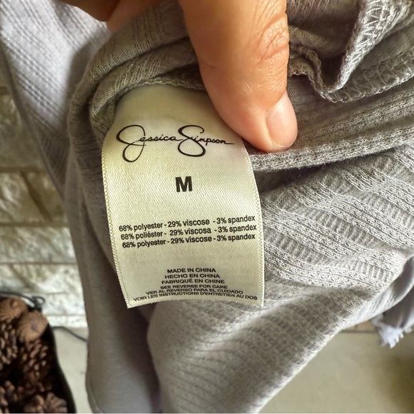 Jessica Simpson Ribbed Gray Top Medium Rouched Sleeve - Picture 8 of 8